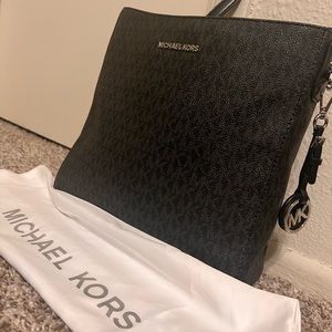 Barely use Michael Kors tote bag, come with original dust bag